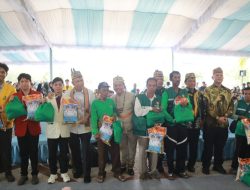 Gubernur Kalteng Bagikan Ribuan Paket Sembako Dalam Pasar Murah Jelang Hari Raya