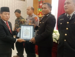 Ketua DPRD Mura Turut Serahkan Penghargaan kepada Personel Polri Berprestasi